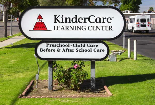 KinderCare Learning Center Sign and Exterior — Stock Photo, Image