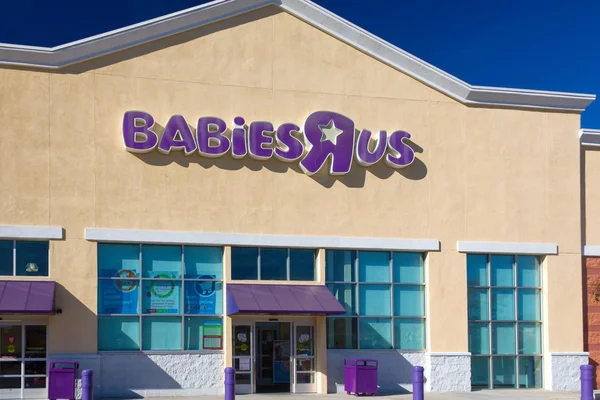 Bebés "R" Us Store Exterior — Foto de Stock