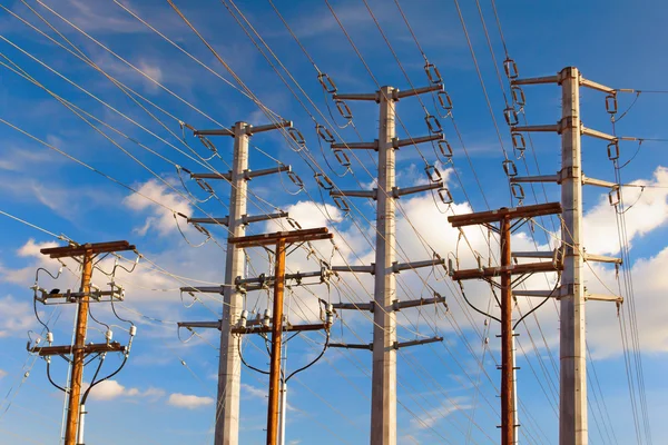 Transmisión de energía Líneas eléctricas — Foto de Stock