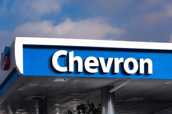Chervon Tankstelle Vordach und Schild. chevron corporation ist ein amerikanischer multinationaler Energiekonzern mit Hauptsitz in Kalifornien, USA. — Stockbild Chevron Tankstelle Vordach und Schild — Stockfoto