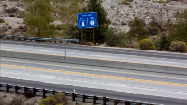 Tijd Lapse film van verkeer op Desert Highway — Stockvideo