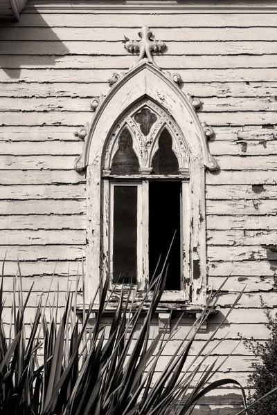 Verticale zwart-wit gebogen venster — Stockfoto