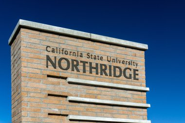 Kaliforniya Eyalet Üniversitesi Northridge giriş işareti