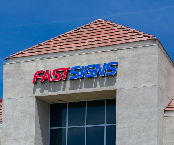 Fastsigns kiskereskedelmi külső és logó — Stock Fotó
