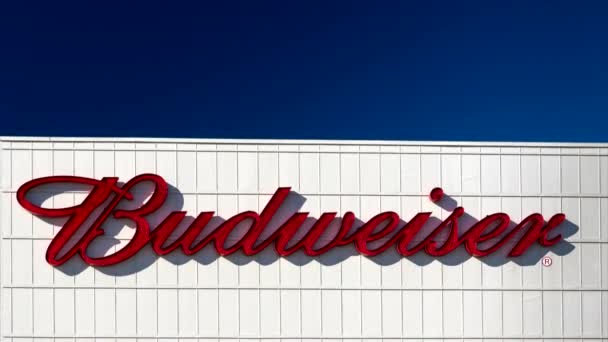 Εξωτερικό ζυθοποιία Budweiser και σημάδι — Αρχείο Βίντεο