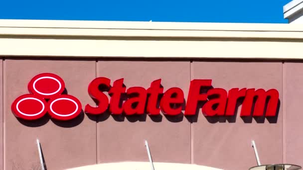 State Farm Insurance logotyp och exteriör — Stockvideo