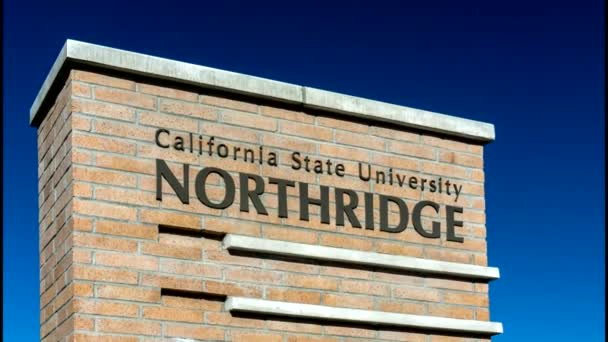 Університет штату Каліфорнія Northridge вхід знак — стокове відео