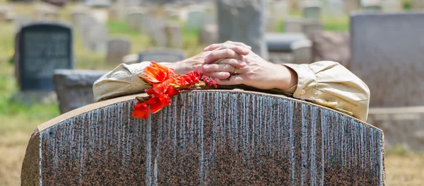 Figure solitaire de la personne en deuil au cimetière — Photo