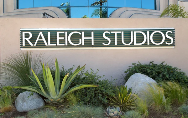 Raleigh Studios vchodu a podepsat — Stock fotografie