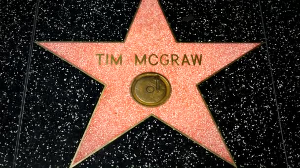 Tim McGraw star on the Hollywood walk of fame. — Stock Video