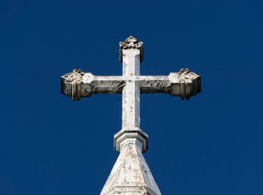 Süslü bozulan beyaz kilise çapraz
