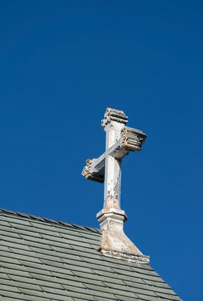 Igreja de branco ornamentado deteriorada Cruz — Fotografia de Stock