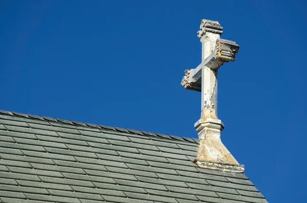 Croce della Chiesa bianca deteriorata ornata — Foto Stock