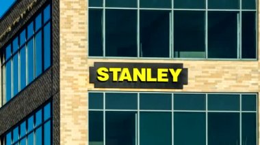 Stanley siyah ve katlı ofis ve logosu