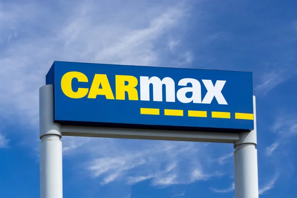 Sinal e logotipo da Carmax Dealership — Fotografia de Stock
