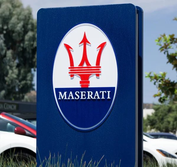 Schild und Logo des Maserati-Autohauses — Stockfoto