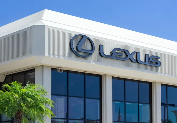 Lexus otomobil bayilik ve logosu — Stok fotoğraf