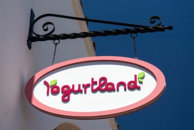 Yogurtland mağaza ve işareti