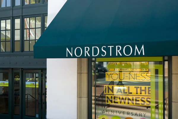 Sklepie Nordstrom i znak — Zdjęcie stockowe