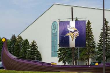 Minnesota Vikings uygulama tesisi ve bayrak