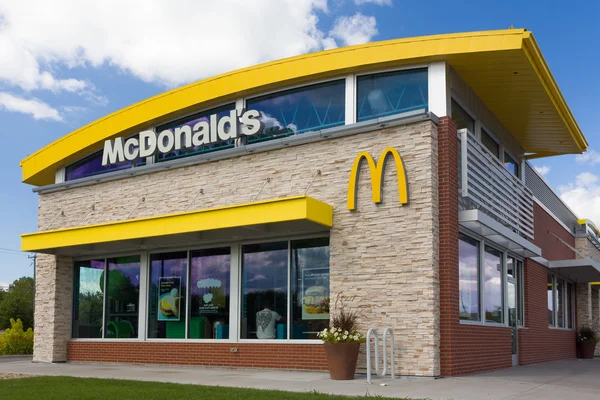 Contemporary McDonald 's Restaurant Exterior — стоковое фото