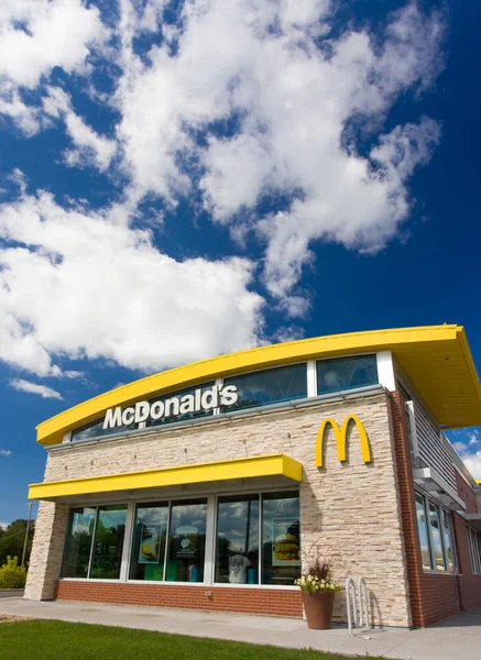 Contemporary McDonald 's Restaurant Exterior — стоковое фото