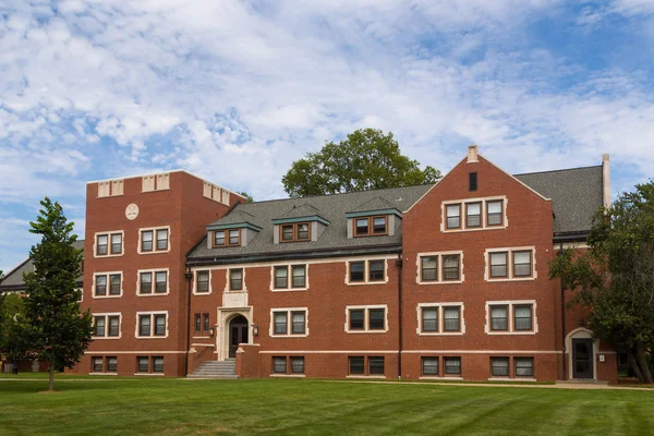 Younker Hall on the campus of Grinell College — 图库照片