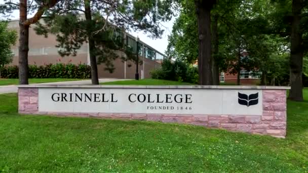 Segno di ingresso al Campus del Grinnell College — Video Stock