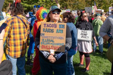 Minneapolis, MN, ABD, 18 Ekim 2025: Minneapolis Kralsız Rallisi 'nde kimliği belirsiz şahıslar.