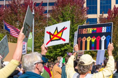 Minneapolis, MN, ABD, 18 Ekim 2025: Minneapolis Kralsız Rallisi 'nde kimliği belirsiz şahıslar.