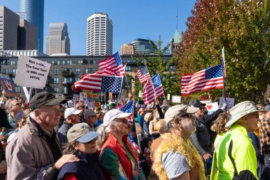 Minneapolis, MN, ABD, 18 Ekim 2025: Minneapolis Kralsız Rallisi 'nde kimliği belirsiz şahıslar.