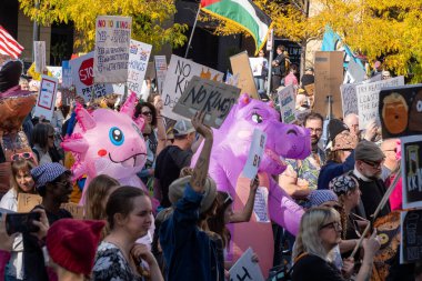 Minneapolis, MN, ABD, 18 Ekim 2025: Minneapolis Kralsız Rallisi 'nde kimliği belirsiz şahıslar.