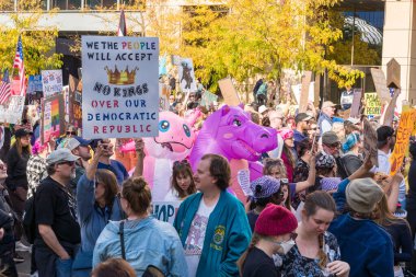 Minneapolis, MN, ABD, 18 Ekim 2025: Minneapolis Kralsız Rallisi 'nde kimliği belirsiz şahıslar.