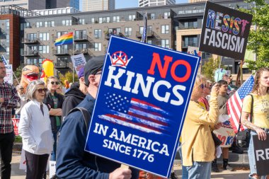 Minneapolis, MN, ABD, 18 Ekim 2025: Minneapolis Kralsız Rallisi 'nde kimliği belirsiz şahıslar.