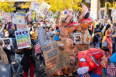 Minneapolis, MN, ABD, 18 Ekim 2025: Minneapolis Kralsız Rallisi 'nde kimliği belirsiz şahıslar.