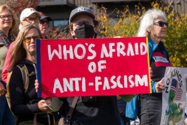 Minneapolis, MN, ABD, 18 Ekim 2025: Minneapolis Kralsız Rallisi 'nde kimliği belirsiz şahıslar.