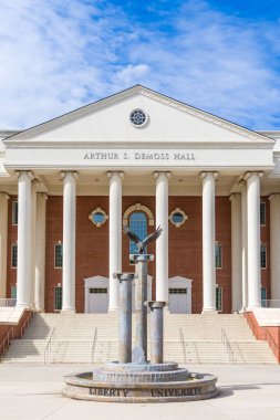 Lynchburg, VA, ABD, 26 Ekim 2025: Arthur S. Demoss Hall Liberty Üniversitesi Kampüsü.