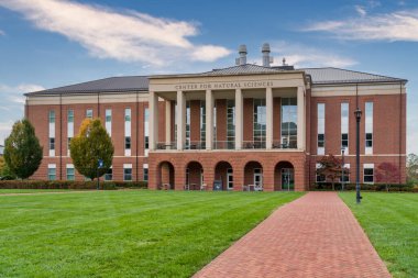 Lynchburg, VA, ABD, 26 Ekim 2025: Özgürlük Üniversitesi kampüsündeki Doğa Bilimleri Merkezi.