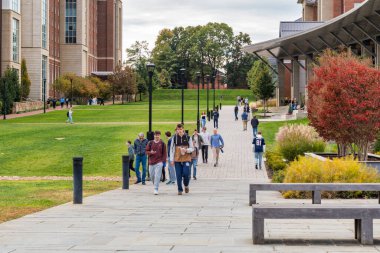 Lynchburg, VA, ABD, 26 Ekim 2025: Liberty Üniversitesi kampüsünde kimliği belirsiz kişiler.