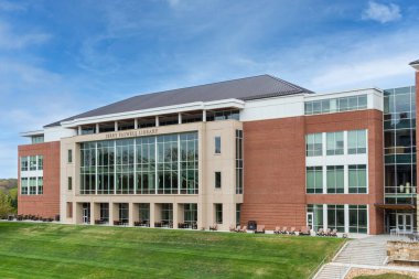 Lynchburg, VA, ABD, 26 Ekim 2025: Liberty Üniversitesi kampüsündeki Jerry Falwall Kütüphanesi.