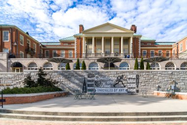 Winston-Salem, NC, 25 Ekim 2025: Wake Forest Üniversitesi Kampüsündeki Ana Yönetim ve Öğrenci Merkezi.