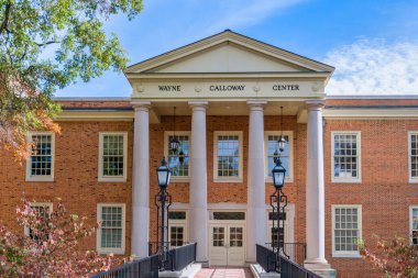 Winston-Salem, NC, 25 Ekim 2025: Wake Forest Üniversitesi kampüsündeki Wayne Calloway Merkezi.