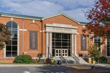 Winston-Salem, NC, 25 Ekim 2025: W.N. Wake Forest Üniversitesi kampüsündeki Reynolds Spor Salonu.