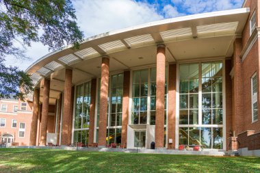 Winston-Salem, NC, 25 Ekim 2025: Farrell Hall İş Okulu Wake Forest Üniversitesi kampüsünde.