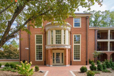 Winston-Salem, NC, 25 Ekim 2025: Lois B. Johnson Hall Wake Forest Üniversitesi kampüsünde.