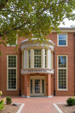 Winston-Salem, NC, 25 Ekim 2025: Lois B. Johnson Hall Wake Forest Üniversitesi kampüsünde.