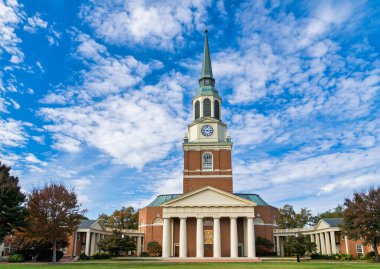 Winston-Salem, NC, 25 Ekim 2025: Wake Forest Üniversitesi kampüsünde Bekleme Şapeli.