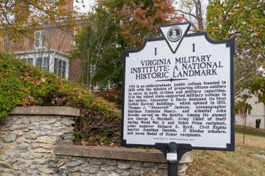 Lexington, VA, ABD, 26 Ekim 2025: Virginia Askeri Enstitüsü 'nün kampüsünde Ulusal Tarihi Simge İşareti.