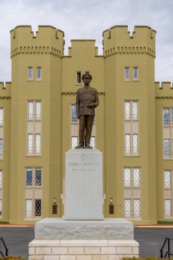 Lexington, VA, ABD, 26 Ekim 2025: Virginia Askeri Enstitüsü 'nün kampüsündeki George C. Marshall Heykeli ve Eski Kışlası.