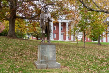 Lynchburg, VA, ABD, 26 Ekim 2025: Washington ve Lee Üniversitesi kampüsündeki Cyrus Hall McCormick heykeli.